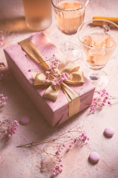 rose-sparkling-wine-french-macarons #image_title